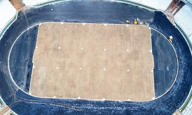 Stade Olympique d'Ebimpe : la couche d’imprégnation de la piste d’athlétisme est déjà en place