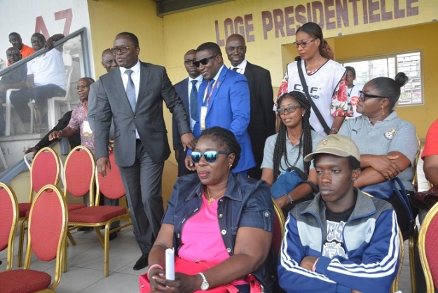 Le Colonel Major HIMA HAMIDOU (UFOA-B) et DANHO PAULIN (Ministre des Sports) le mercredi 08 mai 2019 au Stade Robert Champroux lors du math d'ouverture du Tournoi UFOA-B Dames opposant la Côte d'Ivoire au Togo