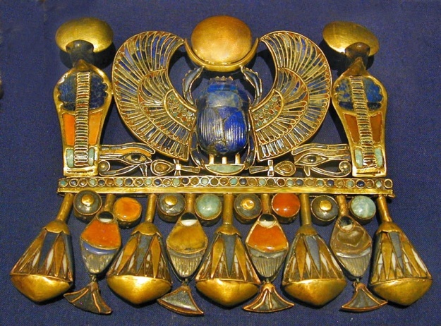 Pectoral de Toutânkhamon représentant son nom de couronnement Pectoral de Toutânkhamon représentant son nom de couronnement