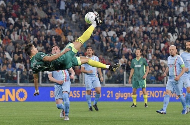 Oui, Ronaldo c'est même permis un tel geste face à Buffon dans un match de gala. Franchement...! Oui, Ronaldo c'est même permis un tel geste face à Buffon dans un match de gala. Franchement...!