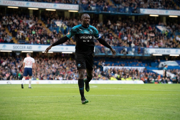 Usain Bolt après son but Usain Bolt après son but
