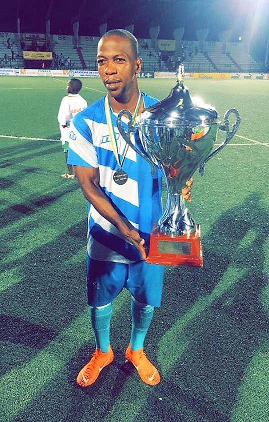Kouam&eacute; N'Guessan Bi Noel (LYS FC) avec le troph&eacute;e de la Coupe de la Ligue de C&ocirc;te d'Ivoire