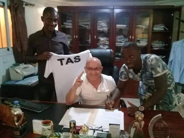 Landry Bosson paraphant son contrat de 2 ans avec le TAS