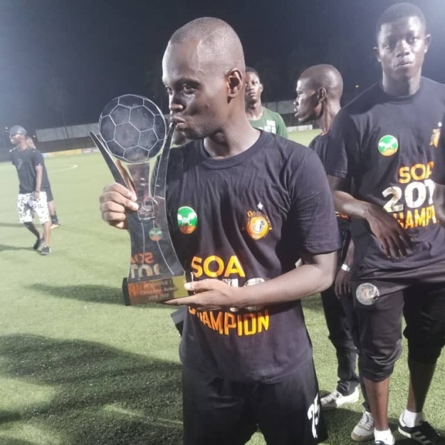 Landry Bosson avec le Trophée de Champion de Côte d'Ivoire