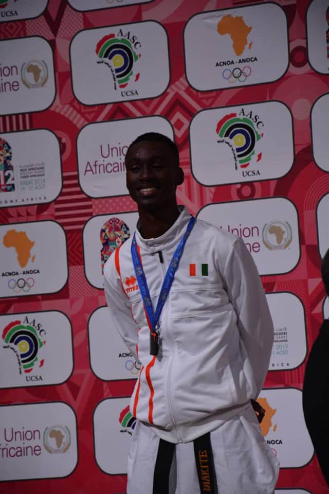 Un Taekwondo-ins Ivoirien brandit fièrement sa médaille