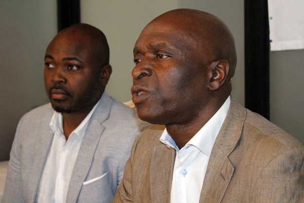 Zahoui en compagnie de l'Ivoirien Paulin Monpoeho, son nouveau manager (à gauche)