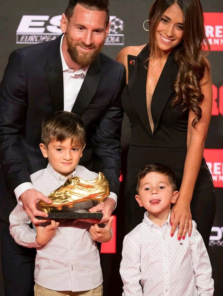 Messi avec sa famille lors de la reception de son 6è soulier d'Or