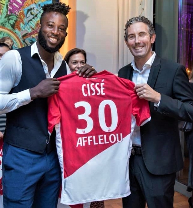 Cheick Sallah Cissé recevant son maillot de l'AS Monaco des mains de Juli Ferré Nadal Cheick Sallah Cissé recevant son maillot de l'AS Monaco des mains de Juli Ferré Nadal