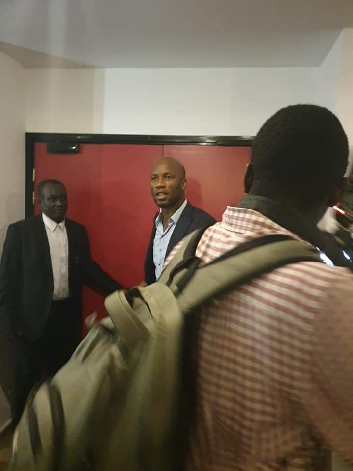 Quelques images de Drogba avec les Dirigeants de D3