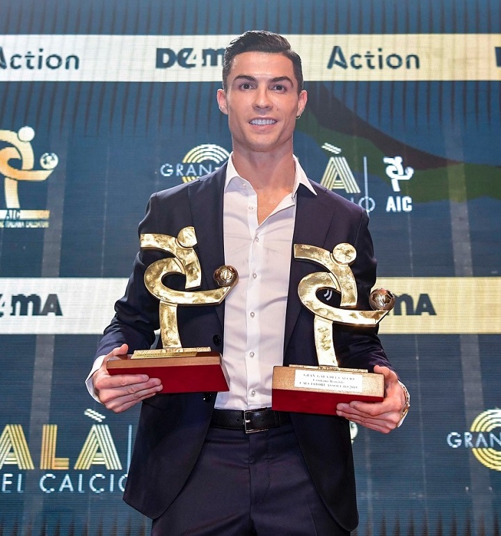 Serie A (2018/19) : Cristiano Ronaldo avec les trophées de "meilleur joueur" et de "joueur de l'équipe type" Serie A (2018/19) : Cristiano Ronaldo avec les trophées de "meilleur joueur" et de "joueur de l'équipe type"