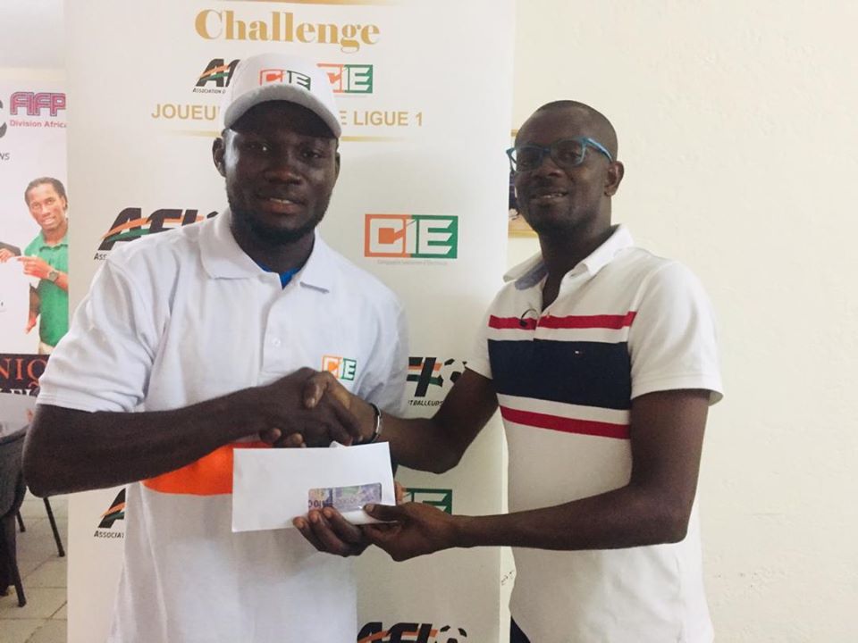 Remise de l'enveloppe de 800.000 FCFA à Magbi Gbagbo