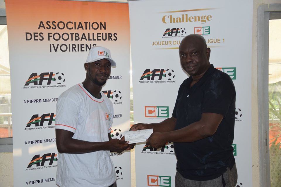 Remise de l'enveloppe de 800.000 FCFA à Bagaté Salif