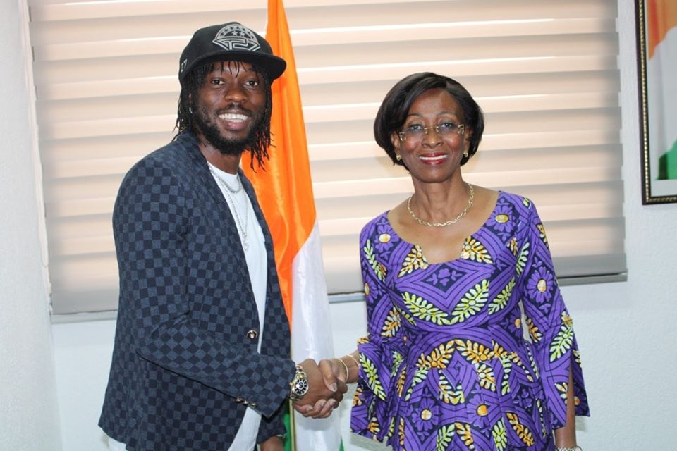 Gervinho fait "Champion de la Protection de l’Enfant" par la Ministre de la Femme, de la Famille et de l’Enfant, Pr Bakayoko-Ly Ramata Gervinho fait "Champion de la Protection de l’Enfant" par la Ministre de la Femme, de la Famille et de l’Enfant, Pr Bakayoko-Ly Ramata