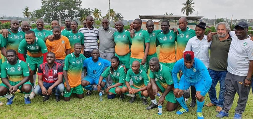 Le Président Sidy Diallo posant en photo avec les équipes