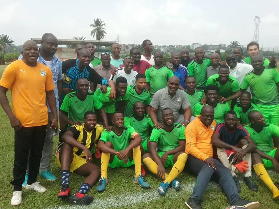 Le Président Sidy Diallo posant en photo avec les équipes