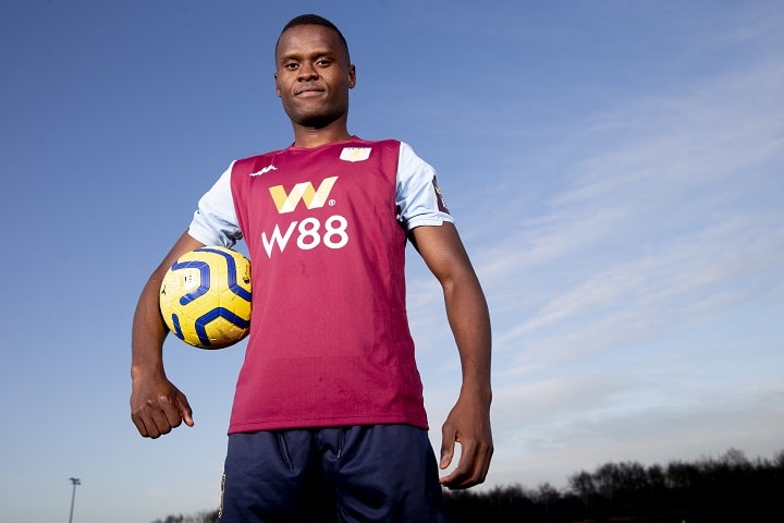 Mbwana Aly Samatta avec le maillot d'Aston Villa Mbwana Aly Samatta avec le maillot d'Aston Villa