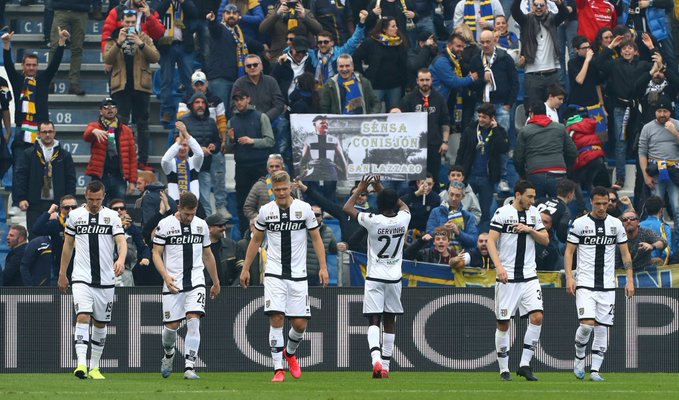 Gervinho c&eacute;l&eacute;br&eacute; par le public Parmesan apr&egrave;s son but