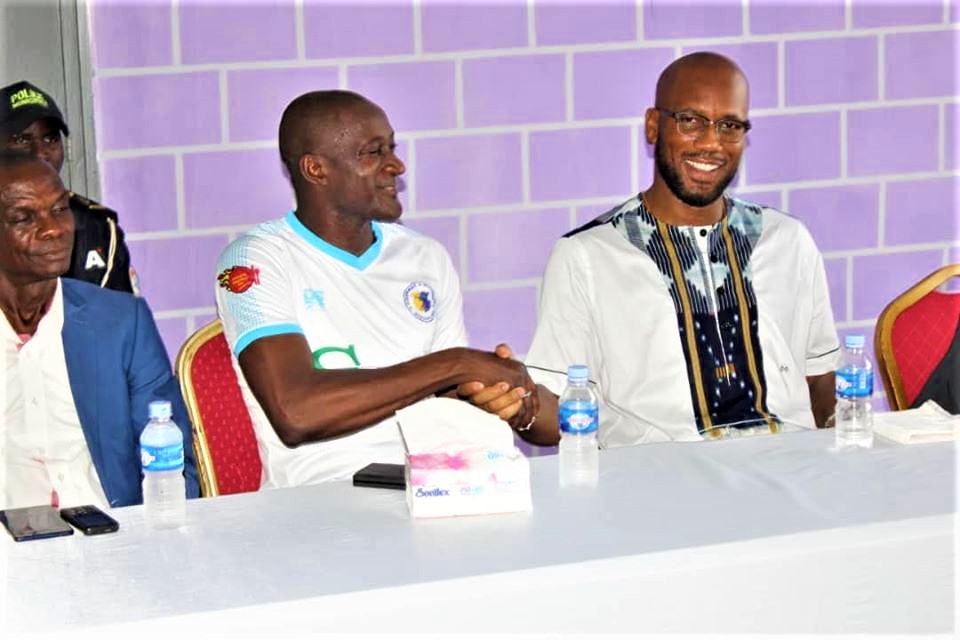 La poignée de main entre Yssouf Diabaté et Didier Drogba