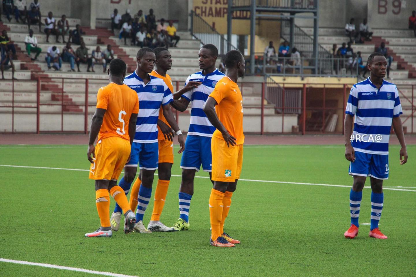 Football/décès : Un joueur du Racing club d'Abidjan s'écroule en plein  match