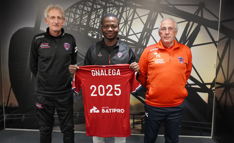 Fred Gnalega avec à sa gauche, Eric Pegorer, Directeur du Centre de Formation, et à sa droite, Pascal Gastien, Entraineur Général de l’équipe professionnelle