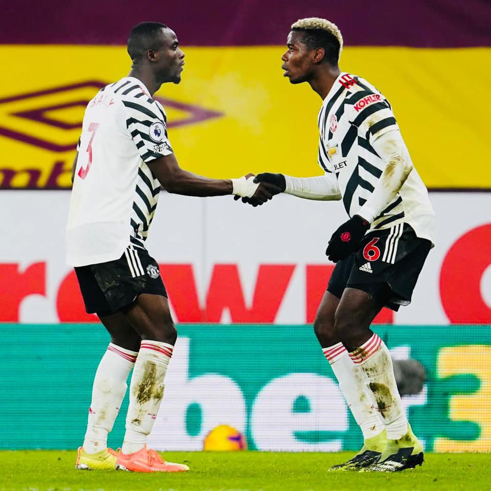 Eric Bailly qui célèbre avec Pogba le but de la victoire Eric Bailly qui célèbre avec Pogba le but de la victoire