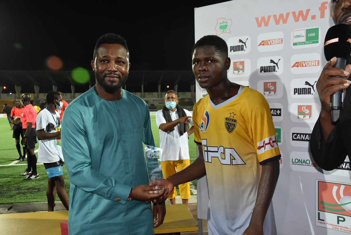 Konaté Karim recevant son trophée d'Homme du Match des mains de Siaka Tiéné, Champion d'Afrique 2015 formé à l'ASEC Mimosas
