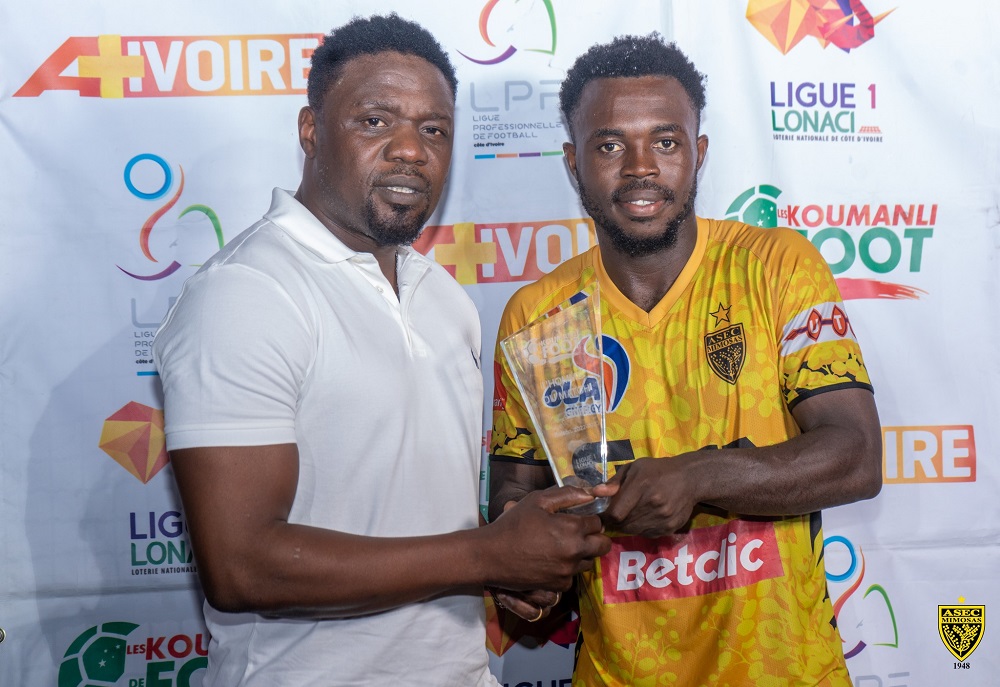 Désigné homme du match, Bada Arthur alias 7 fois Coca a reçu son prix des mains de Dindané Arouna Désigné homme du match, Bada Arthur alias 7 fois Coca a reçu son prix des mains de Dindané Arouna