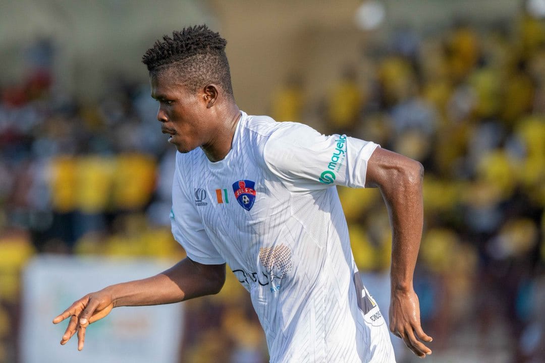 Kouamé Kan Steven avec la tunique de SOL FC Kouamé Kan Steven avec la tunique de SOL FC