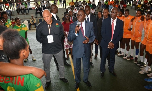 5è Edition du Tournoi des zones 2 et 3 de Handball Féminin : Le ministre DANHO Paulin s'adressant aux athlètes 5è Edition du Tournoi des zones 2 et 3 de Handball Féminin : Le ministre DANHO Paulin s'adressant aux athlètes