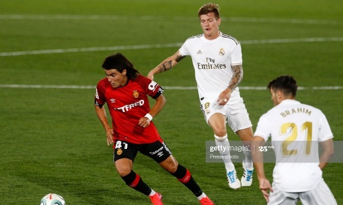 A 15 ans et 7 mois, il devient le plus jeune joueur de l’histoire de la Liga