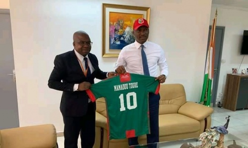 ‘‘Africa-ASEC’’ : Après Myss Belmonde Dogbo, le Ministre Touré Mamadou reçoit son maillot