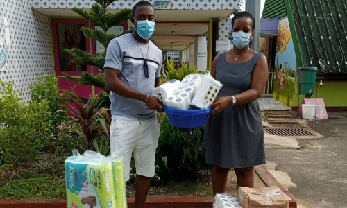 Aka Serge Arnaud apporte son soutien à la pouponnière de Yopougon