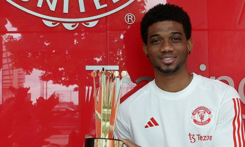 Amad Diallo reçoit son trophée de meilleur joueur de l’année en Championship