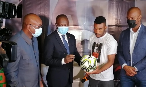 Ambiance bon enfant entre Drogba et les Eléphants