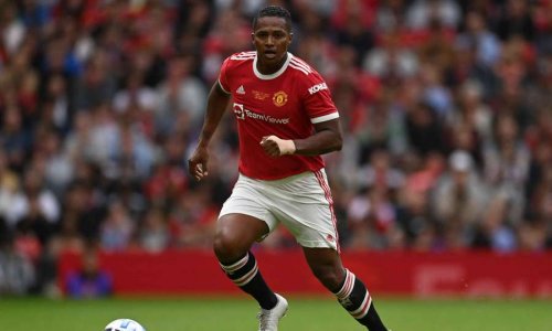 Antonio Valencia empêche un homme de se suicider