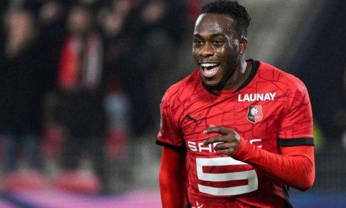 Arnaud Kalimunedo file en Premier League