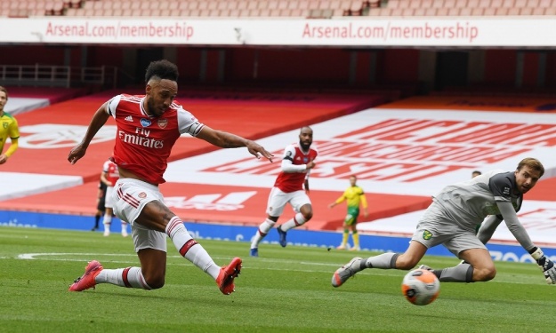 Arsenal : Aubameyang prend de la vitesse sur Henry