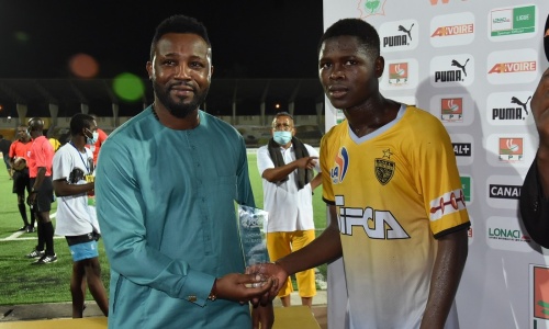 ASEC Mimosas : Konaté Karim dit "KoKa" reçoit les félicitations de Tiéné Siaka