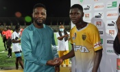 ASEC Mimosas : Konaté Karim dit "KoKa" reçoit les félicitations de Tiéné Siaka