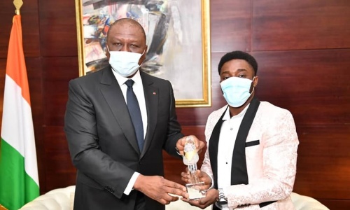 Athlétisme : Le 1er Ministre Hamed Bakayoko reçoit Arthur Cissé