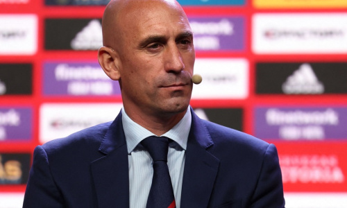 Au cœur d’une vive polémique, le Président de la Fédération Espagnole de Football refuse de démissionner