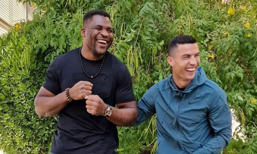 Avant son combat contre Tyson Fury, Francis Ngannou reçoit un cadeau de Cristiano Ronaldo