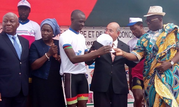 Aziz Nikiéma et les officiels dont le Ministre Ivoirien des Sports, Danho Paulin Aziz Nikiéma et les officiels dont le Ministre Ivoirien des Sports, Danho Paulin