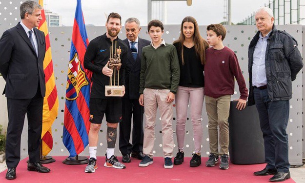 Barça : Messi reçoit le prix du meilleur joueur de la saison écoulée