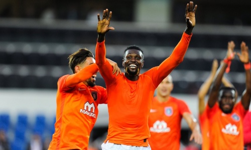 Basaksehir : Adebayor flanque un triplet à Galatasaray dans le derby turc