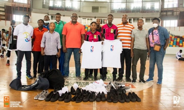 Basket : La commission des arbitres et les statisticiens de la Fédération Ivoirienne reçoivent un lot d’équipements