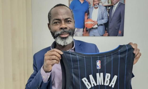 Basket : Mo Bamba offre son maillot au Président de la Fédération Ivoirienne