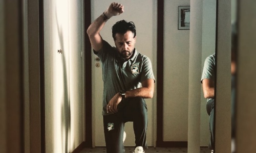 Beaumelle met genou à terre pour dire non au racisme