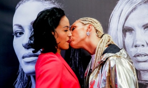 Boxe : Une pesée qui finit… par un baiser sur la bouche (vidéo)