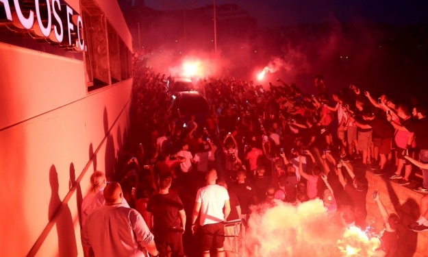 C'est la fête à l'Olympiakos, le Champion d'Afrique 2015 est là! C'est la fête à l'Olympiakos, le Champion d'Afrique 2015 est là!